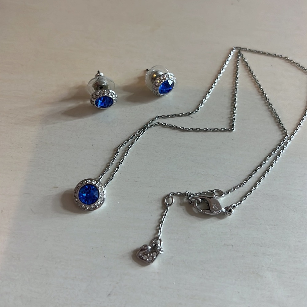 Swarovski blue sapphire earrings and necklace set - Picture 3 of 4